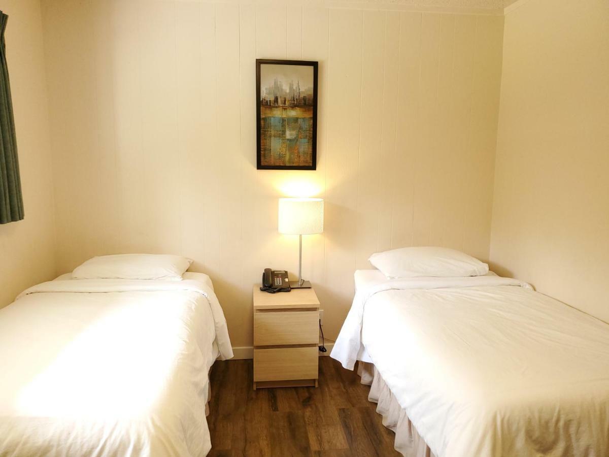 The Hitching Post Motel เพมเบอร์ตัน ภายนอก รูปภาพ